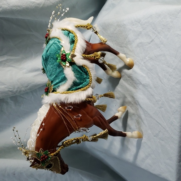 Breyer 2019 Holiday Horse Minstrel - Picture 3 of 16